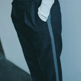 [Unisex] Denim-like Side Stripe Tapered Slacks (BLACK)